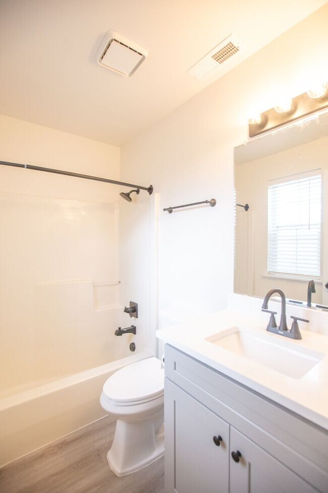 Building Photo - Fully remodeled 3 Bedroom 2.5 Bath in Gast...