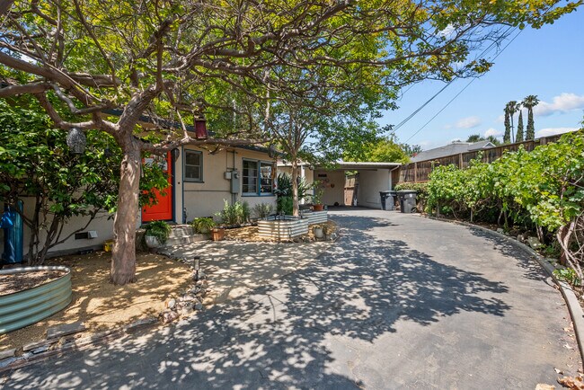 Building Photo - 467 Irving Dr