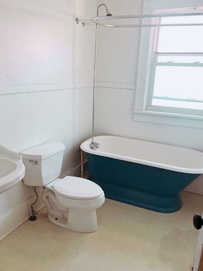 Building Photo - 811 W Adams Rd