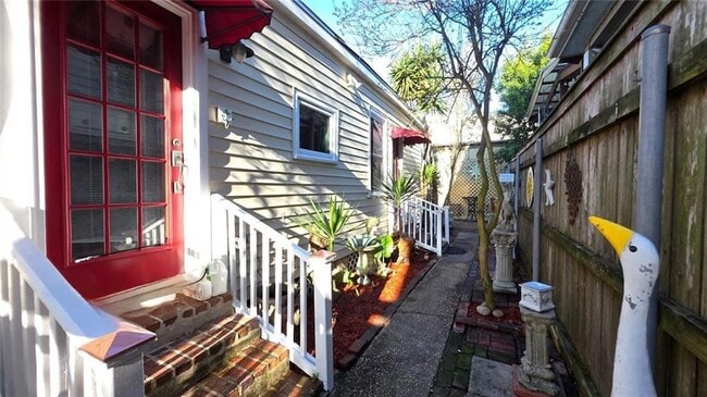 Building Photo - 611 Lyons St