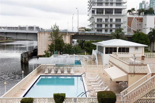 Building Photo - 1817 S Ocean Dr