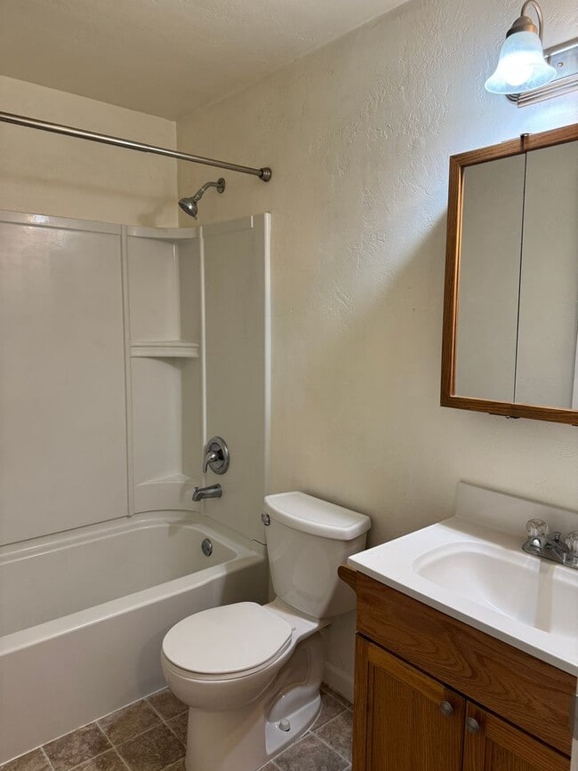 Building Photo - 2 bedroom 1.5 bathroom duplex in Springfield!