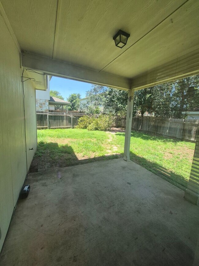 Building Photo - Spacious 3 bd home in a wonderful community.