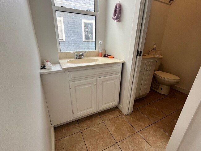 Building Photo - Beautiful Home Close to Campus