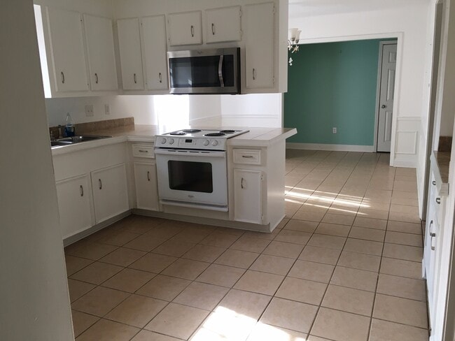 Building Photo - Great 3 Bed / 2 Bath For Rent in Madison