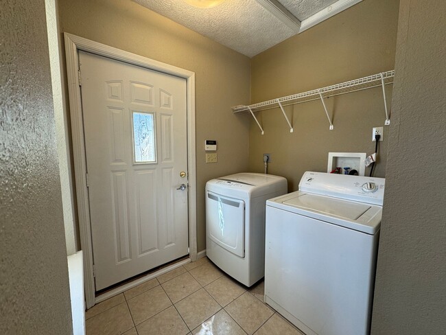 Building Photo - Quaint Three Bedroom Home with Jacuzzi Tub!