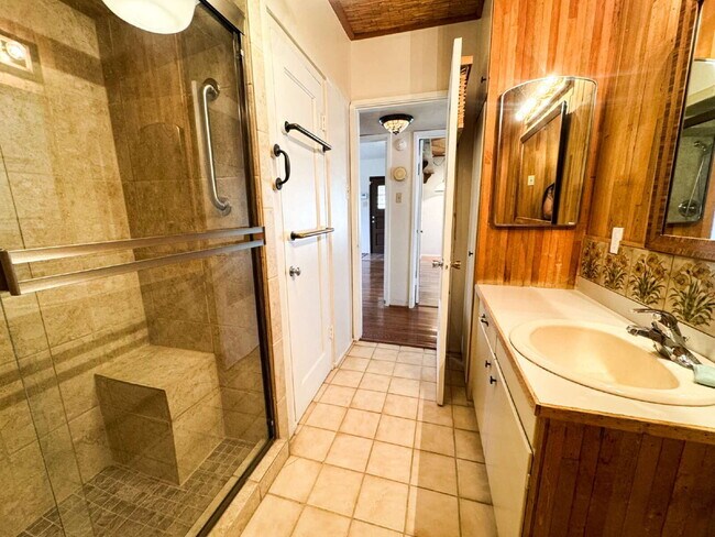 Building Photo - "Charming 3 Bedroom, 2 Bathroom Home with Spacious Living"