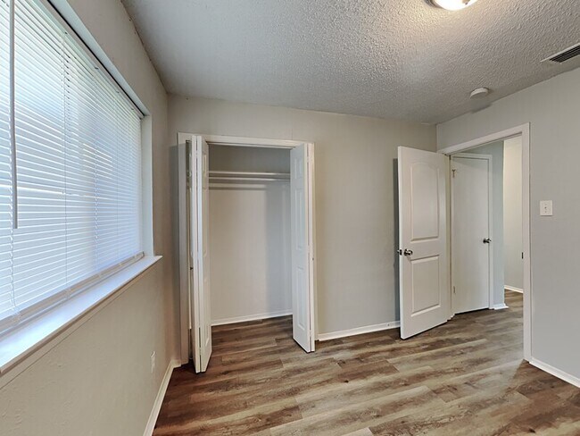 Building Photo - 2312 Suffolk Ln