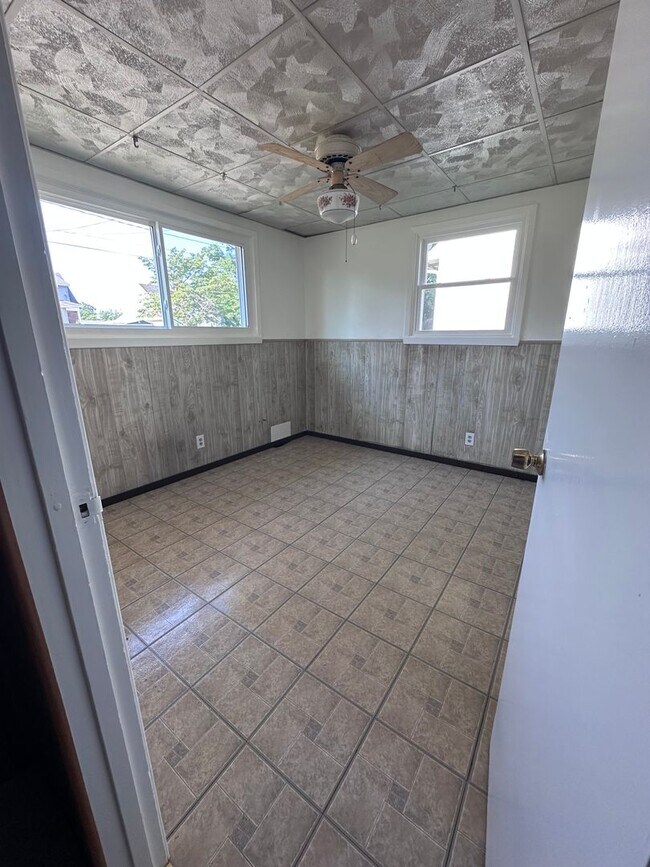 Building Photo - Cape Cod in Middletown 4 bedroom