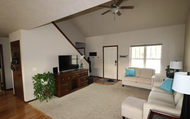 Building Photo - Large 3 Bedroom 2 Bath Townhouse style Duplex