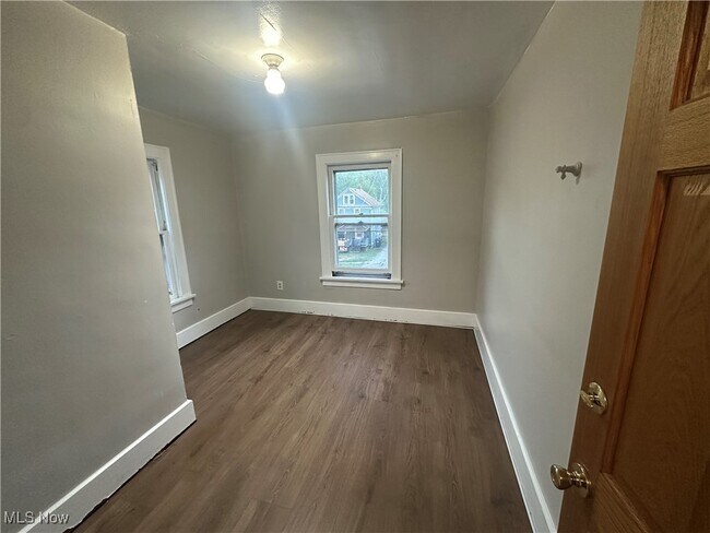 Building Photo - 523 Gage St