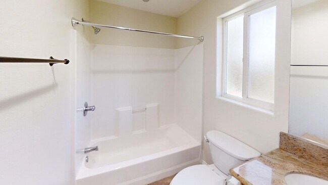Building Photo - *AVAILABLE NOW**2 Bedroom 1 1/2 Bath- Back...