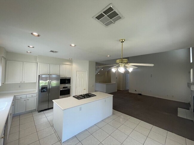Building Photo - FANTASTIC SPACIOUS HOME LOCATED IN GATED C...