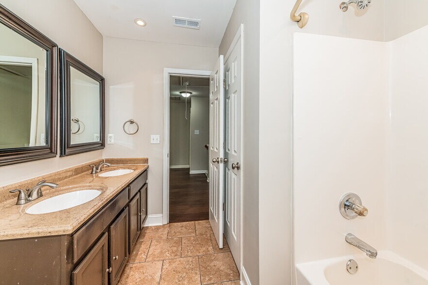 Building Photo - 6412 Willowlawn Dr