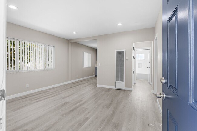 Interior Photo - 113-201 South Lillie Avenue