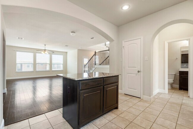 Building Photo - 2640 Venice Dr