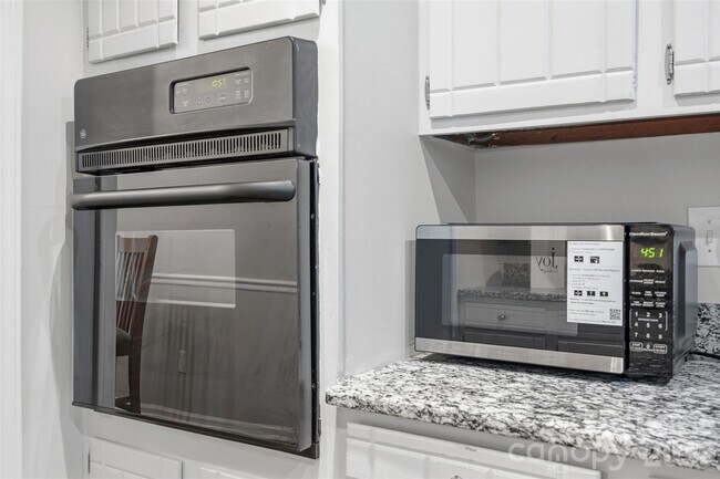 Building Photo - 4739 Hedgemore Dr