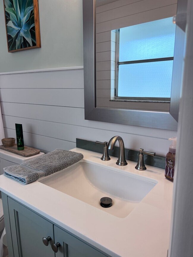 Building Photo - Beautiful Pool Home in East Venice