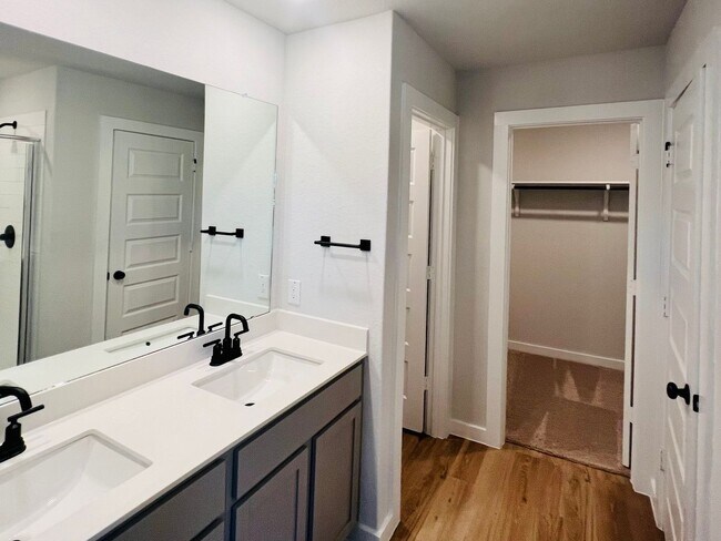 Building Photo - 14607 Emerio Dr