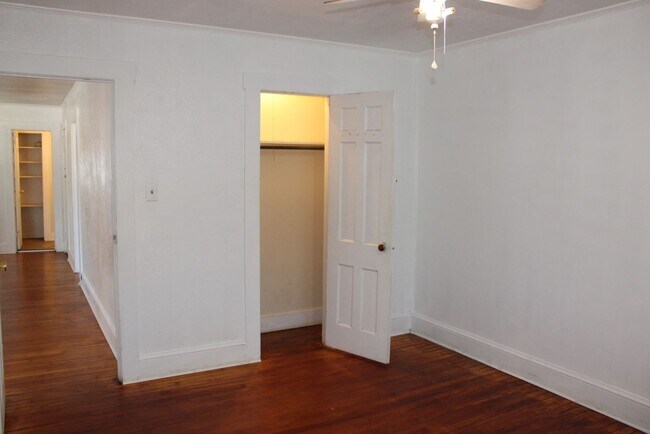 Building Photo - Apartment in Havelock