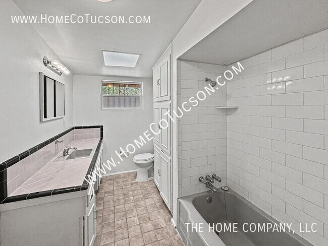 Building Photo - 800 N Alamo Ave