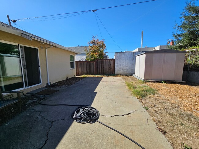 Building Photo - Sunny and bright Single Family home in Val...