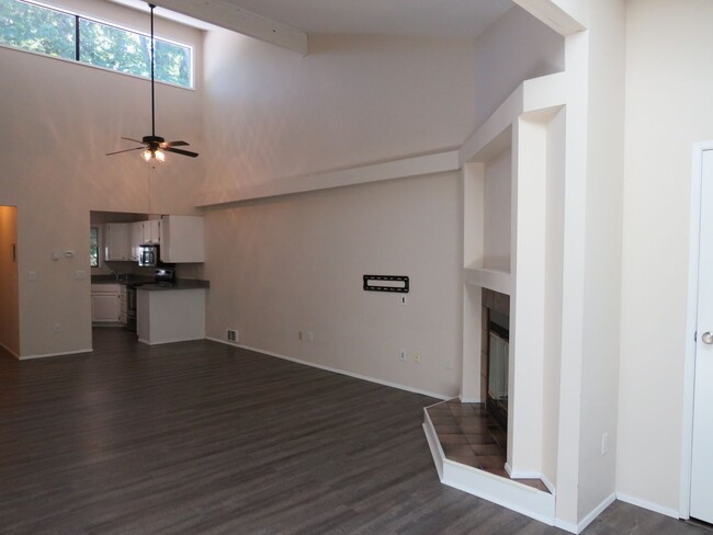 Building Photo - South Rose Hill Spacious updated Condo w/V...