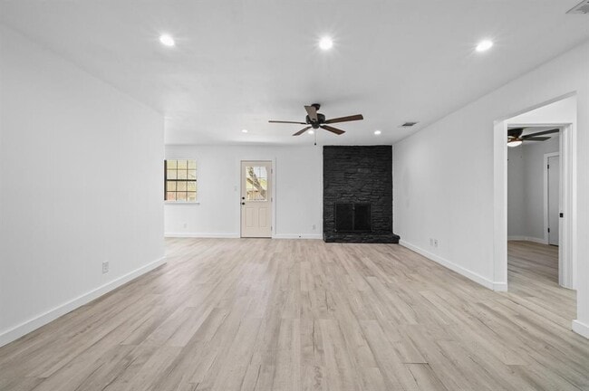 Building Photo - 5545 Pine Pl