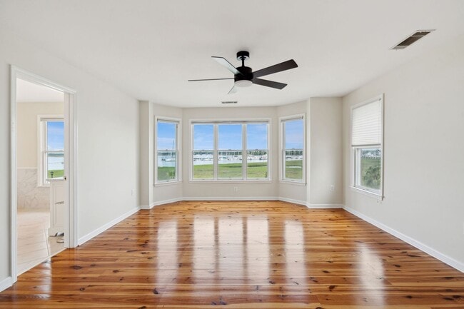 Building Photo - Move In Ready Waterfront Townhome in Downt...