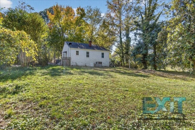 Building Photo - 2 Bedroom & 1 Bathroom Home