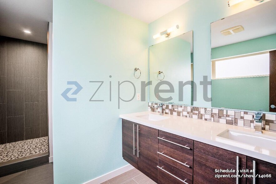 Building Photo - 9607 Roosevelt Way NE
