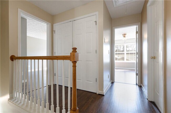 Building Photo - 317 W Oaks Trail