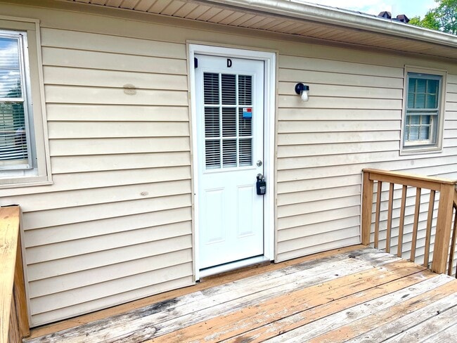 Building Photo - Welcome to this charming 1-bedroom, 1-bath...