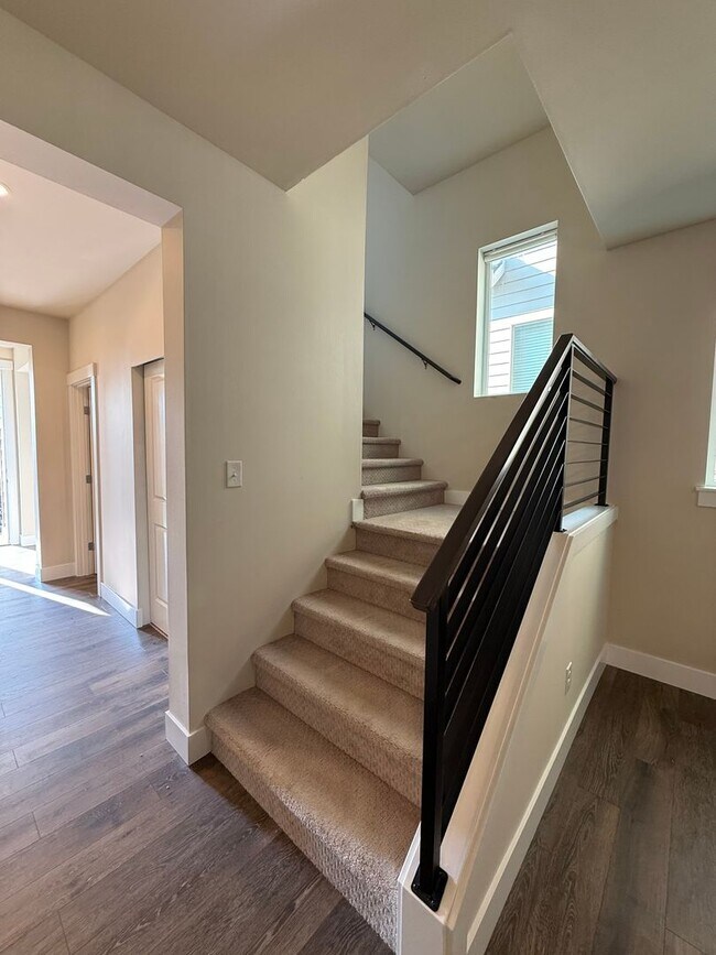 Building Photo - Modern 4 Bed, 3.5 Bath Lynnwood Home – Pri...