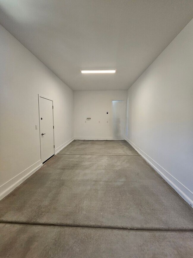 Building Photo - Beautiful and spacious