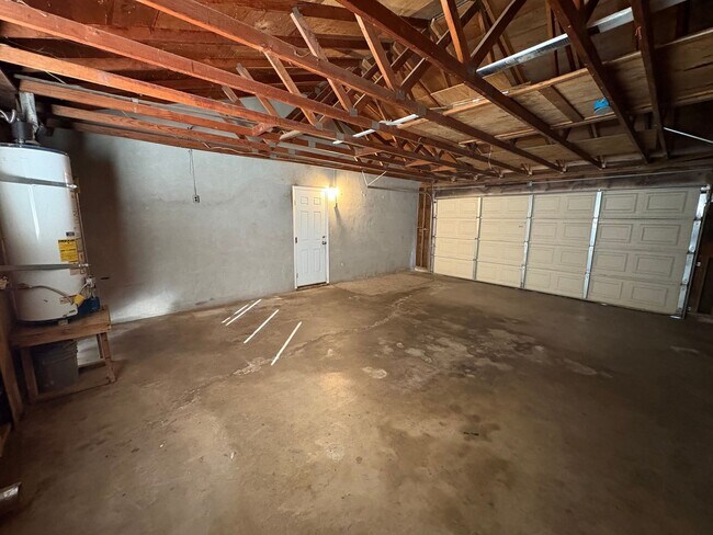 Building Photo - Spacious Home Available Now!