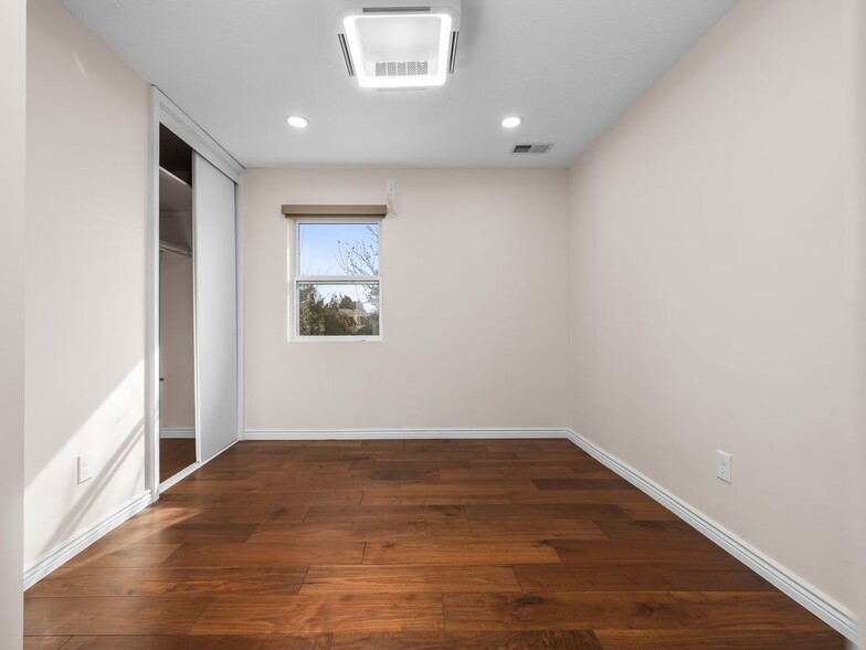Building Photo - 2885 E LORAN Dr