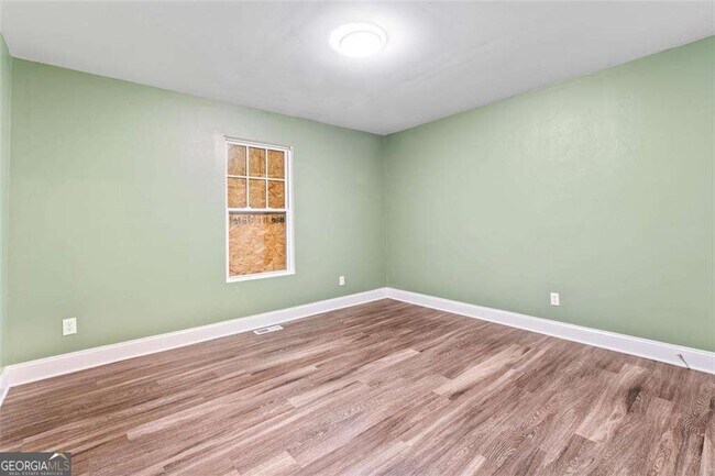 Building Photo - 930 Hall St NW