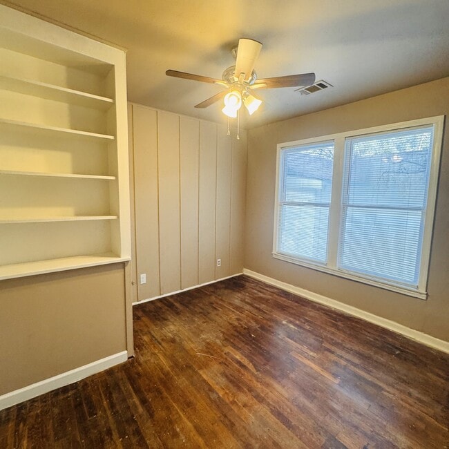 Building Photo - 3148 Alamo Ave