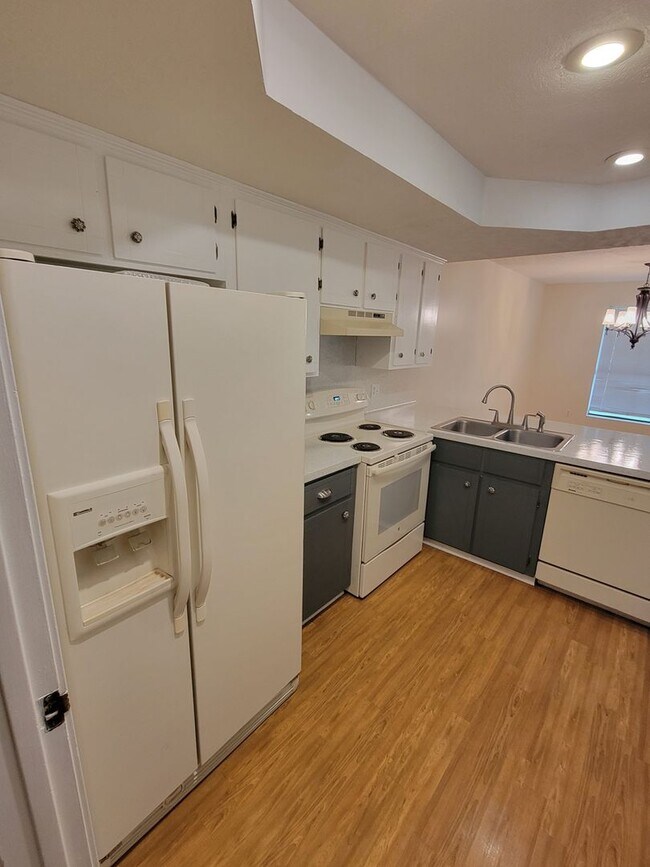 Building Photo - Cute 3B/2B Home Available on October 1st!