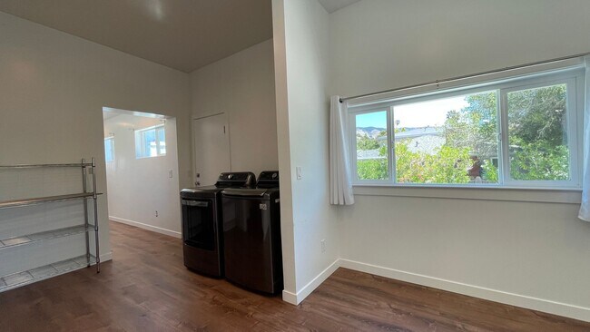 Building Photo - Large 6- Bedroom, 3-Bathroom home in San Luis Obispo