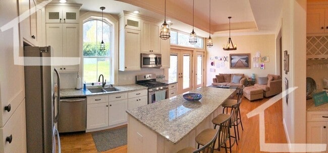 Building Photo - Charming 4 bedroom-No Broker Fee