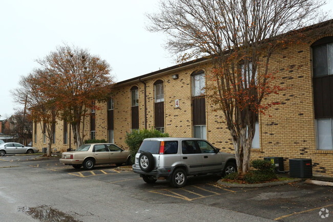 Building Photo - Bella Claire