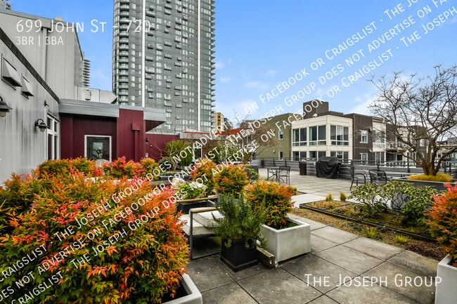 Building Photo - 699 John St