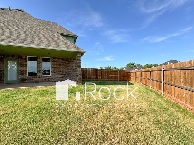 Building Photo - Spacious 3-Bedroom Home with Designer Kitc...
