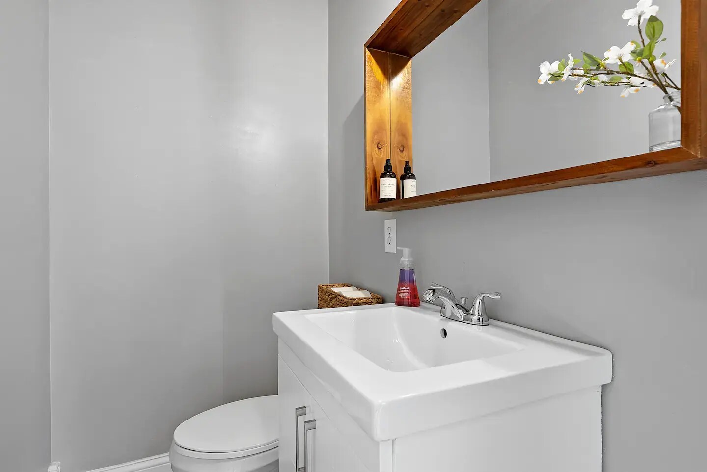 Building Photo - 950 N 6th St