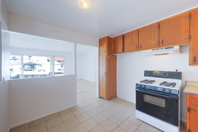 Building Photo - 137 Simi Ave