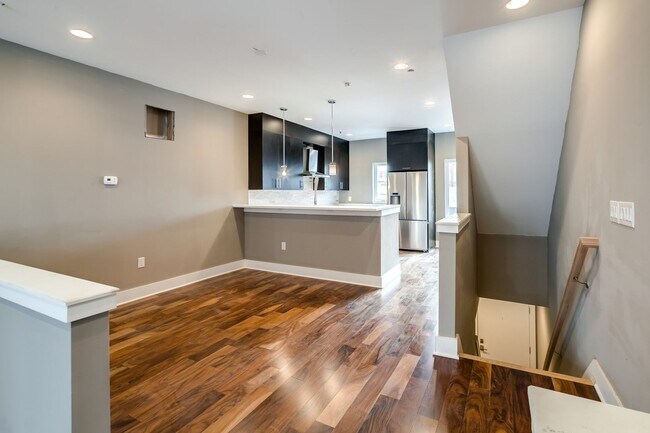 Building Photo - Northern Liberties Townhome with Garage