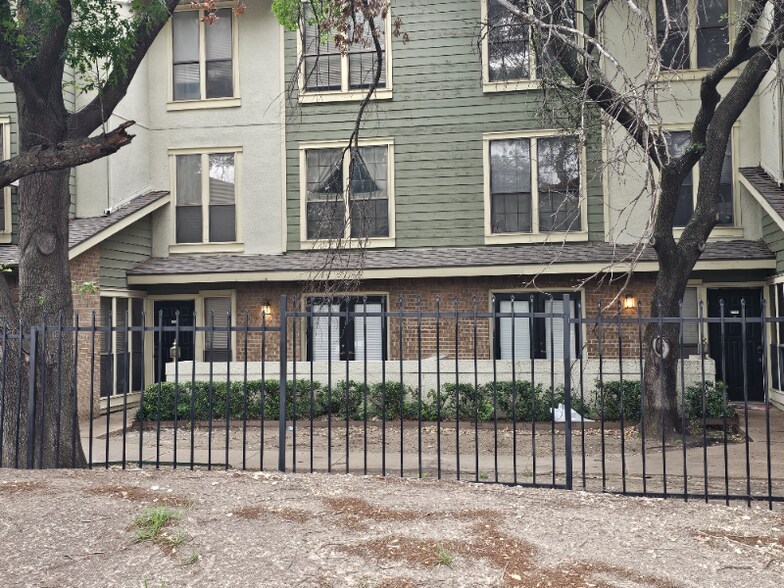 Building Photo - 9611 Walnut St