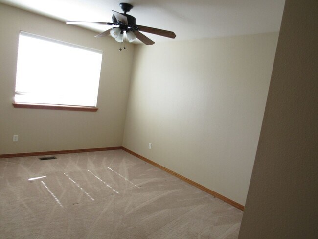 Building Photo - Spacious 5 bedroom home in Hunters Glen